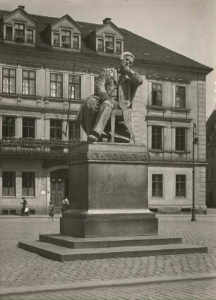 Zwickau, Hauptmarkt (1948 in die Humboldtstraße versetzt). Robert-Schumann-Denkmal von Johannes Hartmann. Bronze. 1901