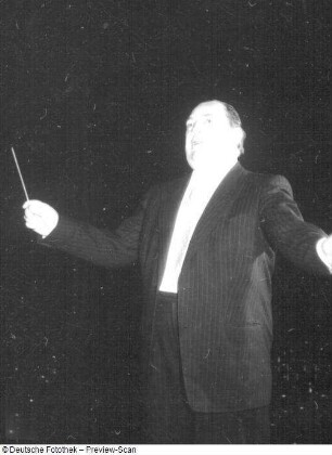 Gewandhauskapellmeister Franz Konwitschny bei der Probe mit dem Gewandhausorchester. Leipzig, Kongreßhalle, 03.05.1956
