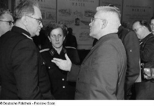 Mehrere Personen diskutieren auf einer Ausstellung zum Thema Eisenbahn