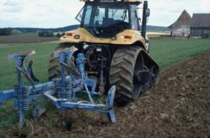 Fotografie: Wendende Bodenbearbeitung, Volldrehpflug, Raupentraktor, Gummiraupenlaufwerk, Steinsicherung