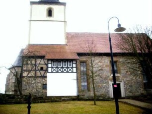 Evangelische Pfarrkirche - Kirchturm (frühgotische Gründung als Chorturm mit Turmchor) und Langhaus (Neubau Jahr 1706-spätere Veränderung) von Norden