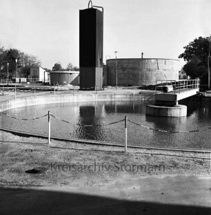 Klärwerk: Glindfelder Weg: dritte Reinigungsstufe, Chemikalien-Tank in Stahlturm: Tropfkörper: vorne Klärbecken