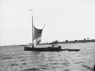 Lauenburg (Elbe). Frachtkahn mit Segel und Beiboot auf der Elbe