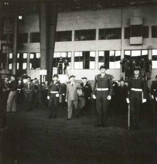 USA-Außenminister James Byrnes in Berlin. Zeremoniell auf dem Flughafen Tempelhof