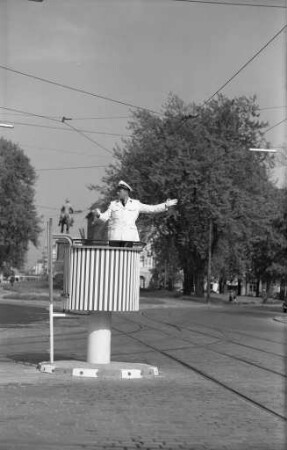 Verkehrskanzel für den Verkehrspolizisten an der Kreuzung beim Mühlburger Tor.