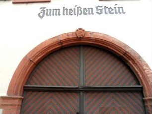 Stadtbild-Schmerlenbacher Klosterhof zum heißen Stein (Neubau 1609 auf Vorgänger)-Haupthaus-Toreinfahrt mit Jahr 1614 und Wappen