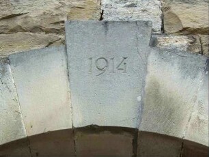 Ansicht von Süden - Kirchhofmauer-Torbogen - Schlußstein mit Jahr 1914 (Renovierung und Überarbeitung des Umfeldes und der Kirchhofmauer)