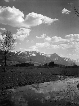 Wolkenbilder. Landschaftsausschnitt mit Gebirgskette, wahrscheinlich in den Allgäuer Alpen