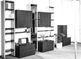 Anbaustrecke : Berlin. VEB Möbelkombinat Berlin (MKB). Hausmesse, 1986. Anbaustrecke. Holz, folienbeschichtet, dunkel und weiß beschichtet (1986; VEB Möbelkombinat Berlin (MKB))