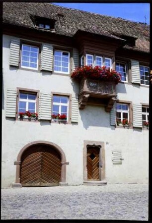 Burkheim: Hauptstraße, Erker am Haus mit Torbogen