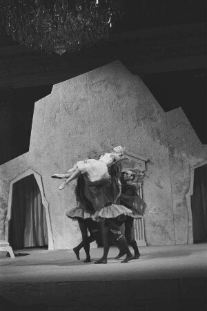 Szenenbilder aus "Les petits riens", Ballett von Jean-Georges Noverre mit Musik von Wolfgang Amadeus Mozart. Staatsoper Berlin im Apollo-Saal, 1968.09.05/1968.09.12 (Erstaufführung 10.09.1968)