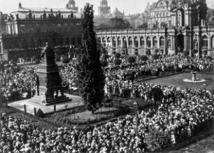 Dresden, Zwingerhof. Sängerfest, vermutlich das traditionelle Pfingstsingen der Dresdner Volkssingakademie im Dresdner Zwinger, 1920.05.23?