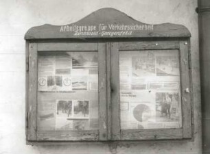 Zinnwald-Georgenfeld. Schaukasten der Arbeitsgruppe für Verkehrssicherheit Zinnwald-Georgenfeld mit Lehrtafeln zum Straßenverkehr, Georgenfeld 61 b