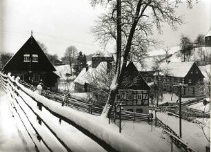 Elbsandsteingebirge. Hintere Sächsische Schweiz. Winterliches Gebirgsdorf mit Fachwerk- und Umgebindehäusern. Vermutlich Hinterhermsorf oder Saupsdorf