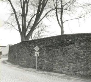 Grünhain-Beierfeld. Einfriedungsmauer des ehemaligen Zisterzienserklosters. 1235. Bruchstein. Straßenansicht von der Zwönitzer Straße von Westen