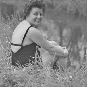 Frau macht Rast am Ufer des Flusses in Leipe. : Žona wotpočuje při brjoze rěki w Lipjem.