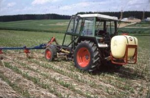 Fotografie: Pflanzenschutz, Feldspritze, Bandspritzung, Mais, Geräteträger, Frontanbau