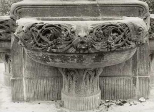 Dresden-Plauen, F.-C.-Weißkopf-Platz. Müllerbrunnen (bez. 1902; R. Henze, W. Lossow, H. Viehweger). Kleines Becken