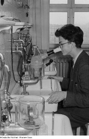 Porträt einer Laborantin am Mikroskop