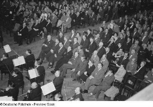 Blick auf Publikum und Orchester der Festivität zum 60jährigen Bestehen der Leipziger Volkszeitung