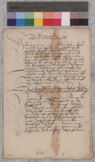 Hartmann, Abt, und Johann, Koadjutor des Stifts Fulda (Fuld), an Adolf von Biedenfeld (Bidenfelt), Propst ihres Klosters Allendorf (-dorff) unter dem Frankenstein (Frangken-) bei Salzungen (Saltz-): sie hatten ihn zuvor etliche Male ernsthaft aufgefordert, persönlich in Fulda vor ihnen zu erscheinen; aus ihnen unbekannten Gründen ist Adolf dem nicht nachgekommen. Nach der Regel und den Statuten des Stifts hätten sie ihn mit Fug und Recht als ungehorsam ansehen und entsprechend gegen ihn vorgehen können. Da sie aber eher mit Sanftmut als mit Schärfe regieren, senden sie ihm erneut dieses Mandat zu und fordern ihn in aller Form auf, am Montag nach Gereonis, den 12. Oktober, als erstem, zweiten und drittem, peremptorischen Termin in der Frühe zu Fulda im Beinhaus (Bin-) des Stifts zu erscheinen. In jedem Fall wird dann geschehen, was sich gebührt. Siegel der Aussteller.