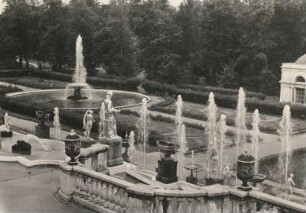 St. Petersburg. Schloss Peterhof (1714/1723). Schlosspark. Blick über Wasserspiele