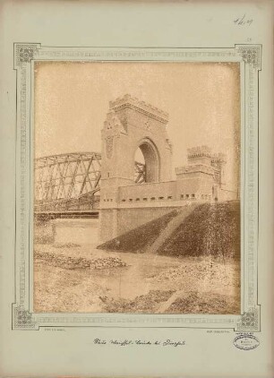 Neue Weichselbrücke, Dirschau: Brückenportal. Dahinter sichtbar das Brückenportal der alten Weichselbrücke von Stüler