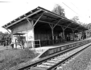 Haltepunkt Dresden-Pieschen (um 1900). Bahnsteig (Richtung Dresden-Neustadt) und hölzerne Wartehalle : Dresden-Pieschen, Leisniger Platz 7B. Haltepunkt Dresden-Pieschen (um 1900). Bahnsteig (Richtung Dresden-Neustadt) und hölzerne Wartehalle