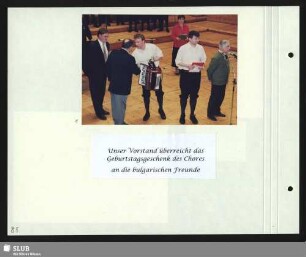 Als Geburtstagsgeschenk wird dem Sofioter Chor ein Akkordeon überreicht