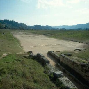 Olympia. Stadion. Stadion im Osten der Altis. Links Demeter-Platz, rechts Hellanodiken-Tribüne, vorn Startrampe. E. Kunze 1936