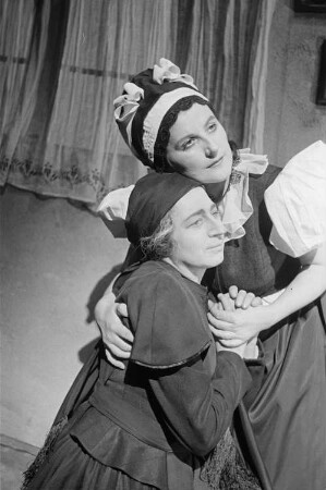 Szenenbilder aus der Oper "Jenufa" von Leos Janácek an der Deutschen Staatsoper Berlin, mit Christel Goltz und Erich Witte in den Hauptrollen : Szene mit Christel Goltz als Jenufa (rechts)