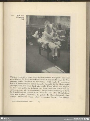 [Mädchen mit einer Puppe auf dem Schoß]