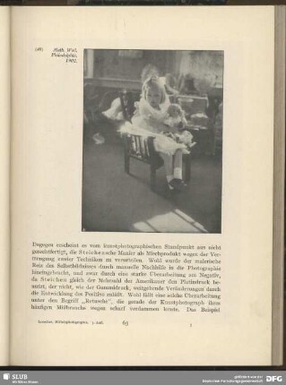 [Mädchen mit einer Puppe auf dem Schoß]