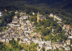 Augustusburg. Stadtzentrum mit Stadtkirche St. Petri. Luftbild-Schrägaufnahme von Osten