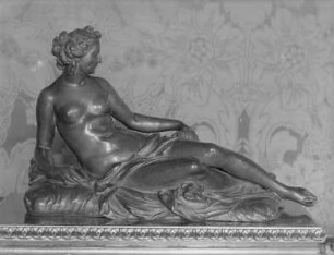 Ruhende Nymphe mit Hund