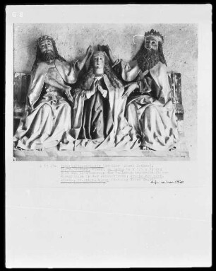 Teile des Altars der Valentinsbruderschaft zum Rosenkranz — Relief einer Marienkrönung