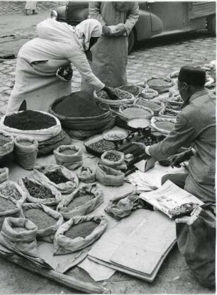 Lebensmittelhändler in Fès : Ein Lebensmittelhändler auf dem Markt in der marokkanischen Stadt Fès.