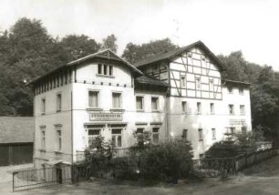 Rosenthal-Bielatal, Talstraße 34. Ferienheim der Vereinigten Holzindustrie Finsterwalde und Café Mühle Brausenstein (um 1900). Straßenansicht von Südosten