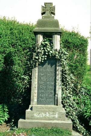 Kriegerdenkmal I. Weltkrieg mit Efeu bewachsen