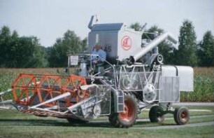 Fotografie: Erntetechnik, Mähdrescher selbstfahrend, Transport