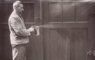 Foto Arbeiter mit kleiner Sprühflasche
