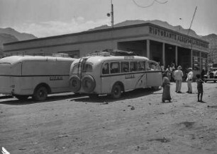 Busse der C.I.T.A.O : Busse der Compagnia Italiana Transporti Africa Orientale (C.I.T.A.O.) vor einem Restaurant