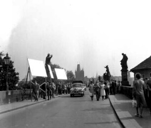 Prager Karlsbrücke mit Autos und Passanten