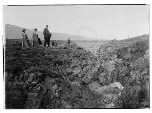 Akureyri (Island). Passagiere des Hochseepassagierdampfers "Victoria Luise" auf einem Hügel über dem Glera-Fall. Blick nach NW über die Hochfläche