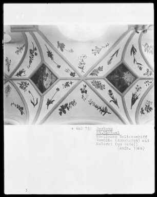 Gewölbe mit Gewölbebildern und Blumenornamenten