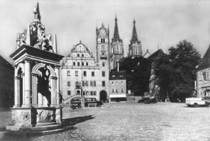 Oschatz. Neumarkt. Nordwest-Ecke mit Marktbrunnen (1588/1589, um 1930/1935; G. Richter, W. Hempel), Rathaus (1536/1546, 1842; B. Kramer, G. Semper), Nr. 1, Wohnhaus (ehem. Ratsapotheke), Nr. 2, Stadtkirche St. Ägidien (1443/1464 und 1846/1849; C. A. v. Heideloff), Alter Wache (1623/1625), Sporerstraße 1 und "Gasthaus zum Schwan", Sporerstraße 2