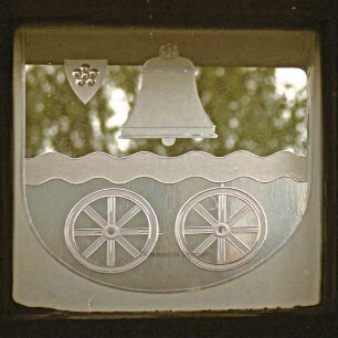 Kreistagssitzungssaal: Fensterfront: Wappen der Gemeinde Lütjensee