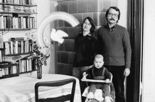 Familie Sch./P. (Lehrerin/Lektorin, Lehrer/Lektor) im Wohnzimmer