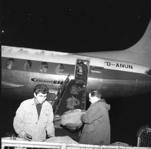Frankfurt (Main). Flughafen. Postsäcke werden mittels Förderband in ein Flugzeug verladen