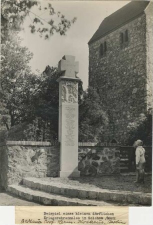 Hosaeus, Hermann: Ehrenmal für die Gefallenen des Ersten Weltkriegs: Selchow, Schönefeld, Brandenburg, neben Dorfkirche: darunter Bildbeschriftung
